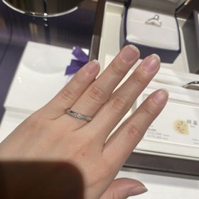 【俄(にわか)の口コミ】 ダイヤが斜めにはいっておりとても可愛い。ダイヤが半周はいっている指輪…