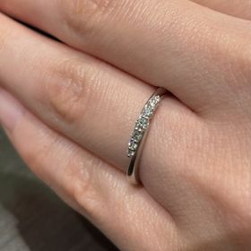 【ラザール ダイヤモンド【取扱店販売】の口コミ】 7石の大きめなメレダイヤが並んでいるデザインです。ダイヤモンドの輝きが…