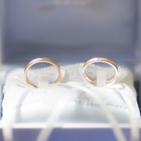 【ジュエリークラフトYAMAJIの口コミ】 指輪をいろいろ試着してみると、私はシルバーが肌に合い、奥さんはピンク…