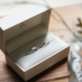 【THREE TREES(スリーツリーズ)の口コミ】 指輪をつけた時の付けやすさが良かったです。
また、自分でデザインしたも…