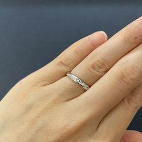 【ROYAL ASSCHER(ロイヤル・アッシャー)】の口コミ 斜めにメレダイヤが側面までついており、どの方向からでもダイヤモンドがキ...