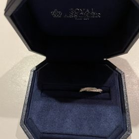 【ROYAL ASSCHER(ロイヤル・アッシャー)の口コミ】 デザインとダイヤモンドの輝きが決め手になりました！
色白で指の太さがき…