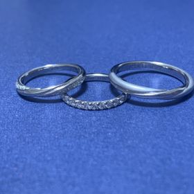 【銀座ダイヤモンドシライシの口コミ】 指輪のデザインが主な決め手でした。
女性側は婚約指輪を普段でもつけられ…