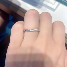 【銀座ダイヤモンドシライシの口コミ】 いろいろな形を試着させて貰ったのですが、少しV字になっているので動きが…