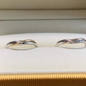 【ケイウノ ブライダル(K.UNO BRIDAL)の口コミ】 婚約指輪のダイヤが大きいものだったので、
Vラインを探していたら絶妙な…