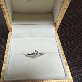 【ケイウノ ブライダル(K.UNO BRIDAL)の口コミ】 ただダイヤモンドがついているだけではなく、ピンクサファイアが横につい…