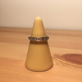 【ティファニー(Tiffany & Co.)の口コミ】 ラウンドブリリアントカットのダイヤと、バケットカットのダイヤのハーフ…