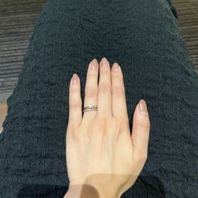 【銀座ダイヤモンドシライシの口コミ】 婚約指輪と一緒につけたいので形をストレートにして、ダイヤも斜めからも…