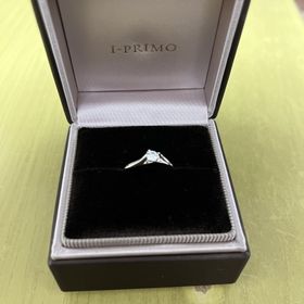 【アイプリモ(I-PRIMO)の口コミ】 あまり派手なものを好まない彼女なので、ダイヤの指輪の中に埋め込まれて…