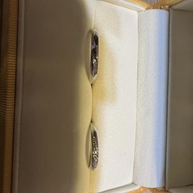 【ケイウノ ブライダル(K.UNO BRIDAL)の口コミ】 婚約指輪と一緒にはめても変にならないものがいいと伝えたところこの形を…