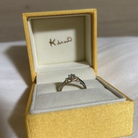 【ケイウノ ブライダル(K.UNO BRIDAL)の口コミ】 いいなと思う指輪がたくさんあり、その中でもお姉さんに実際に付けて頂い…