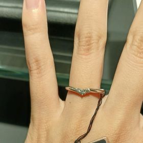 【エクセルコダイヤモンド(EXELCO DIAMOND)の口コミ】 V字の指が細く見えてしっかり大きめのダイヤが3石入っているものをずっと…