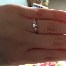 【銀座ダイヤモンドシライシの口コミ】 ダイヤモンドの品ぞろえが良くて、好みのサイズのダイヤモンドを選べまし…