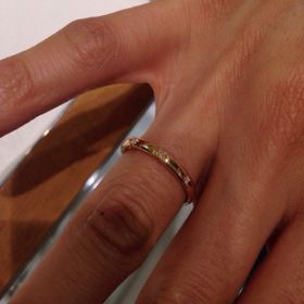 【STAR JEWELRY(スタージュエリー)の口コミ】 たくさん迷いましたが、普通のシンプルな指輪とは違ってスターが彫ってあ…