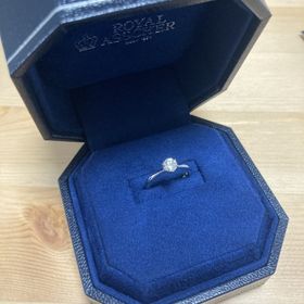 【ROYAL ASSCHER(ロイヤル・アッシャー)の口コミ】 婚約者と一緒に選びました。ある程度事前調べをする中でロイヤルアッシャ…