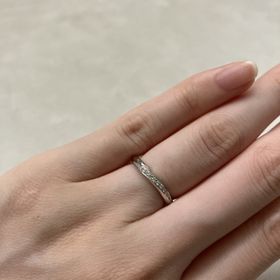 【銀座ダイヤモンドシライシの口コミ】 程よい細さとウェーブ感が手に馴染みとても気に入っています。
広くダイヤ…