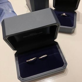 【銀座ダイヤモンドシライシの口コミ】 指輪のダイアモンドがキラキラしててシンプル過ぎず、歳を重ねた指にも負…