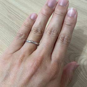 【銀座ダイヤモンドシライシの口コミ】 デザインと価格面です。他のお店も色々見ましたが、それなりに高く、予算…