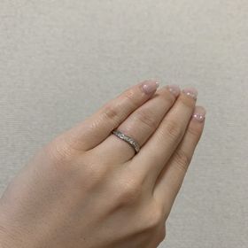 【PILOT BRIDAL(パイロットブライダル)の口コミ】 デザインがウェーブになっており優しい雰囲気がありつつもダイヤが贅沢に…