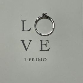 【アイプリモ(I-PRIMO)の口コミ】 シンプルでありながら台座にもダイヤが埋め込まれており、左右どちらから…