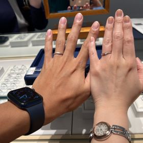 【銀座ダイヤモンドシライシの口コミ】 シンプルなデザインを探していました。細身のリングで、ウェーブが少しか…