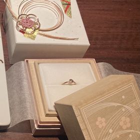 【NEUSPUR(ノイシュプール)の口コミ】 デザインです。爪ではなくダイヤを囲む様に台があるのがとても可愛くて、…