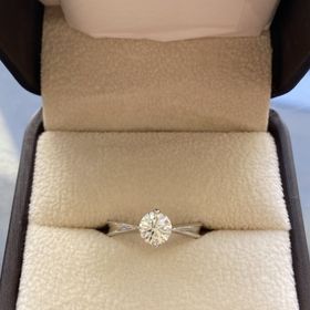 【宝寿堂(ほうじゅどう)の口コミ】 ダイヤに向かって、シャープに絞られたデザインが他になく、コレだ！と思…