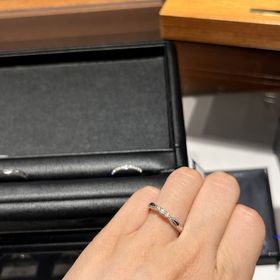 【エクセルコダイヤモンド(EXELCO DIAMOND)の口コミ】 エリザベートの結婚指輪は、ダイヤモンドの粒が１つのものと、３連になっ…