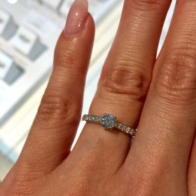 【Ponte Vecchio(ポンテヴェキオ)の口コミ】 中央に向かって少し細くなるデザインなので、中央のダイヤが大きく見えま…