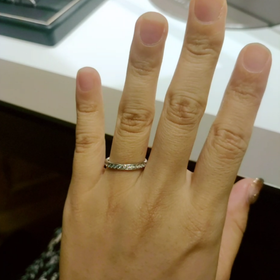 【ラザール ダイヤモンド(LAZARE DIAMOND)の口コミ】 ハーフエタニティの結婚指輪になりますが、メレダイヤモンドの大きさが、…