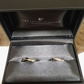 【ラザール ダイヤモンド(LAZARE DIAMOND)の口コミ】 他にはないデザイン。左薬指にはめて、ちょうどまっすぐになるデザインに…