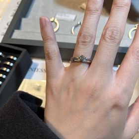 【NIESSING(ニーシング)の口コミ】 艶消し加工をしたリングに一粒ダイヤがよく映えるデザイン。爪などの留金…