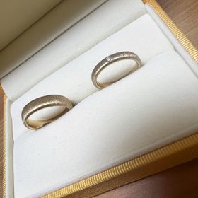 【ケイウノ ブライダル(K.UNO BRIDAL)の口コミ】 デザインはマットに仕上げたく光沢を抑えました。
幅間もミリ単位で調節で…