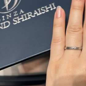 【銀座ダイヤモンドシライシの口コミ】 シンプルだけどこだわりのあるデザインがとても可愛い指輪で、付け心地も…