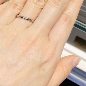 【銀座ダイヤモンドシライシの口コミ】 シンプルなストレートタイプで、ダイヤモンドは一点留めのものです。指輪…