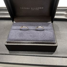 【ラザール ダイヤモンド(LAZARE DIAMOND)の口コミ】 ストレートで細めのデザインなので、普段の仕事でつけていても違和感がな…