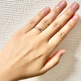 【銀座ダイヤモンドシライシの口コミ】 ・シンプルな中に、華やかさのあるデザインに惹かれたから。
・着け心地が…