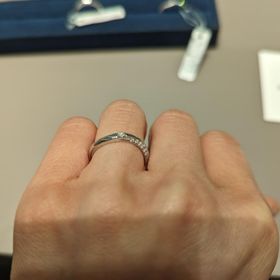 【4℃ BRIDAL(ヨンドシーブライダル)の口コミ】 自分から見ても美しいカーブのフォームが見れて、いつもつけていても存在…