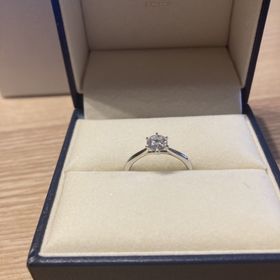 【GALA JEWELRY(ガラジュエリー)の口コミ】 一粒ダイヤのリングを希望しており、ダイヤに向かって細く絞られるGAKAさ…