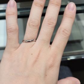 【アイプリモ(I-PRIMO)の口コミ】 シンプルなデザインではありますが、ワンポイントにウェーブかかったデザ…