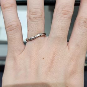 【アイプリモ(I-PRIMO)の口コミ】 こちらのリングはウェーブかかったワンポイント部分に、一部光沢消しの施…