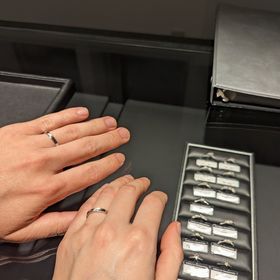 【エクセルコダイヤモンド(EXELCO DIAMOND)の口コミ】 ミル打ちが印象的なデザインです。ダイヤモンドの他にミル打ちがあること…