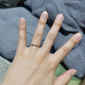 【nocur(ノクル)の口コミ】 指輪のデザインはシンプルで品のあるデザインです。テイストはシンプルで…