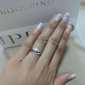 【Flowaves(フロウェーブス)の口コミ】 婚約指輪は高かったので、試着のみで別で購入しました。形は可愛いのです…