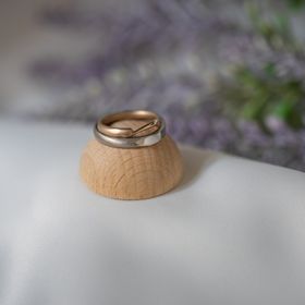 【Cayof(カヨフ)の口コミ】 個性的だけど、シンプルで柔らかさのある指輪にしたくてこの形にしました…