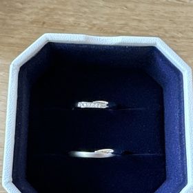 【4℃ BRIDAL(ヨンドシーブライダル)の口コミ】 指輪がねじれており、指が細く見えるデザインであったこと。
2人でお揃い…