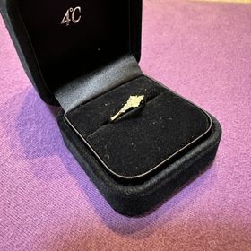 【4℃ BRIDAL(ヨンドシーブライダル)の口コミ】 シンプルで可愛らしいデザインのものが多く、いくつになっても着用できる…