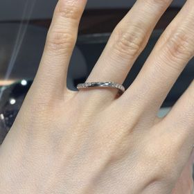 【アイプリモ(I-PRIMO)の口コミ】 両サイドにダイヤが入っているので指を動かすとさりげなくダイヤがキラッ…