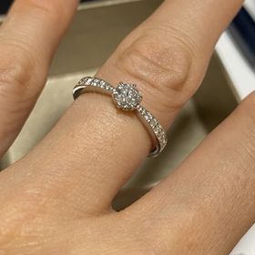 【ラザール ダイヤモンド(LAZARE DIAMOND)の口コミ】 デザインはシンプルだけど宝石の存在感もあり、指輪初心者の私にとってち…