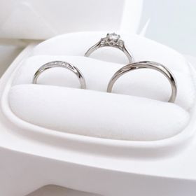 【俄(にわか)の口コミ】 シンプルなものは似合いづらいため、ダイヤモンドが散りばめられているデ…